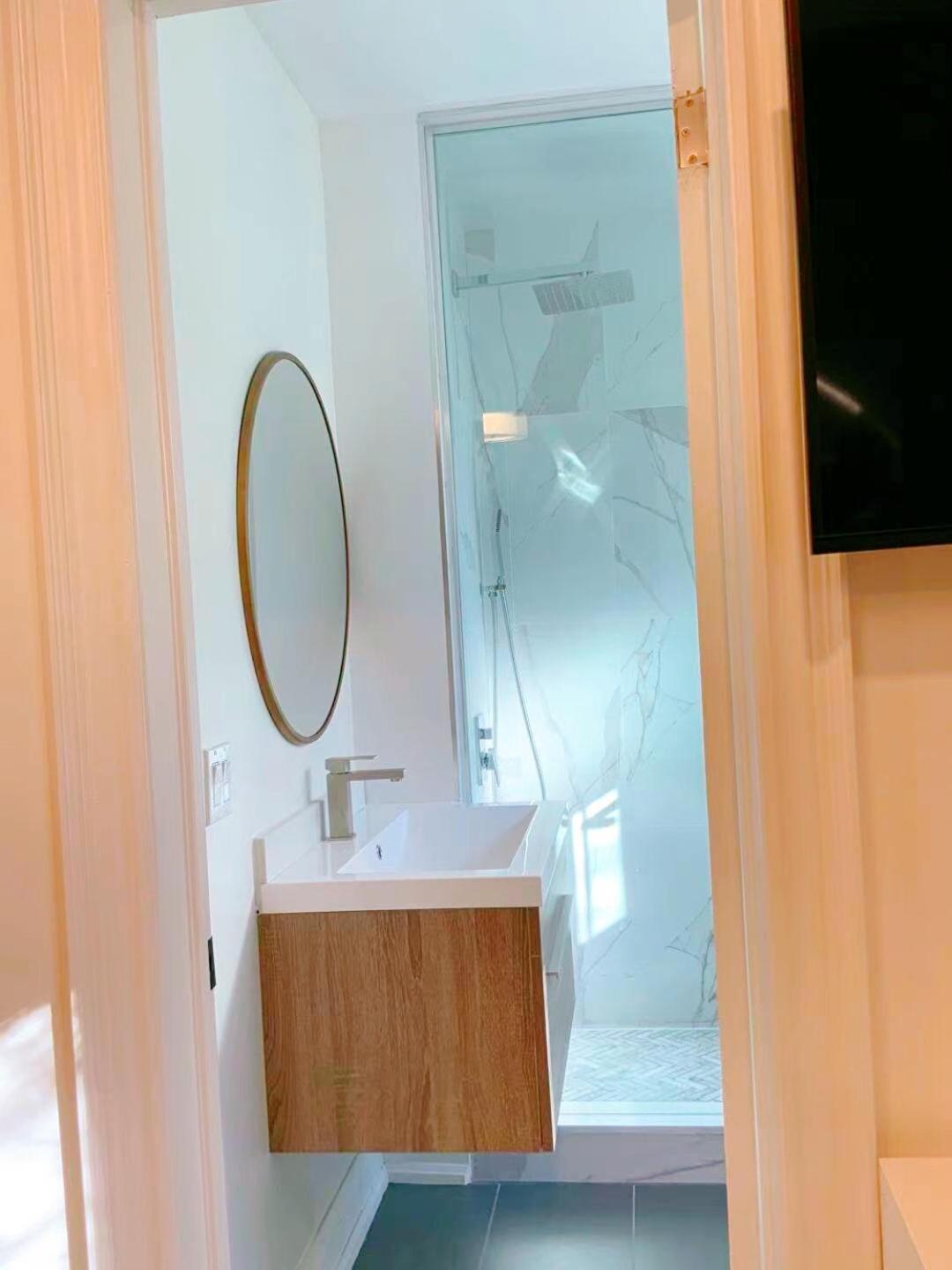 Leaside Garden Guesthouse Торонто Экстерьер фото